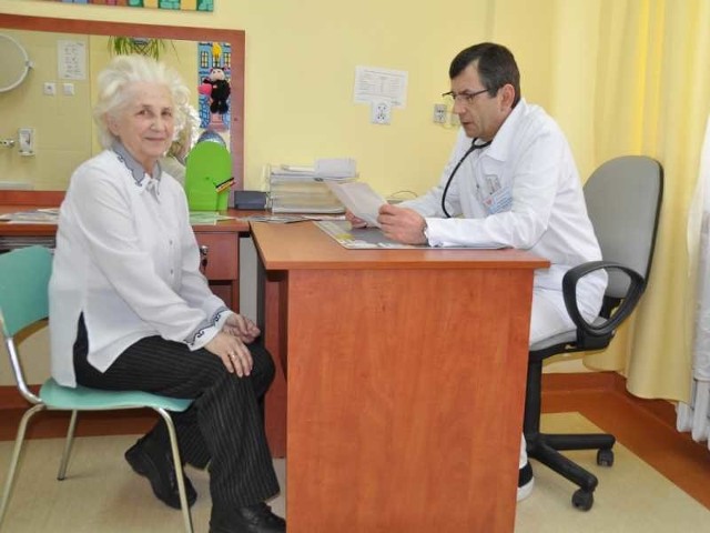 Teresa Płóciennik podczas medycznego spotkania z doktorem Marianem Sierantem.