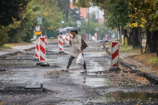 Wykonawca robót - firma Strabag miał dzisiaj zakończyć roboty na ulicy Saperów, ale prace po raz kolejny zostaną wydłużone. 