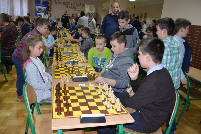 74 osoby rywalizowały w Staszowie w I Mikołajkowym Międzypokoleniowym Turnieju Szachowym 