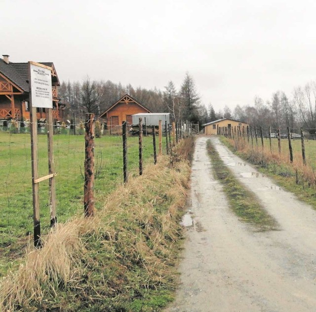 Od roku toczy się spór o tę gminną drogę wewnetrzną