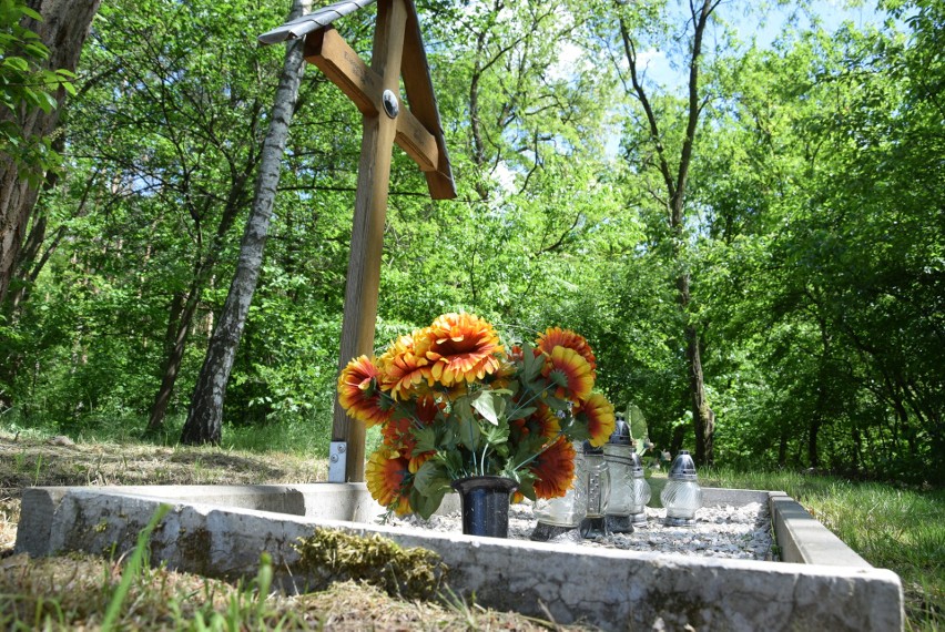 Stara szafa stała się ich trumną. Ludzie do dziś przynoszą kwiaty na nietypowy grób w Kędzierzynie-Koźlu