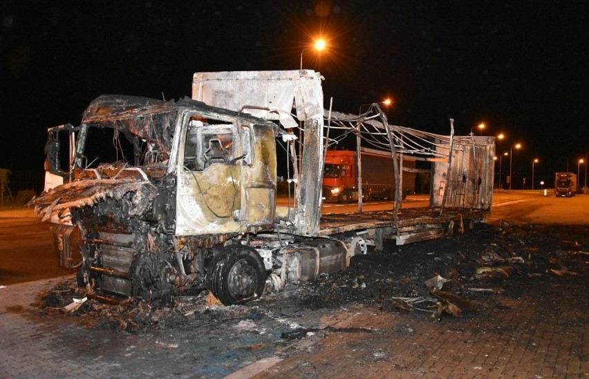 Na MOP-ie Zamiechów spłonęła ciężarówka. Jej kierowca miał w sobie ponad 2 promile alkoholu 