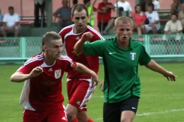 Piłkarze Victorii Chróścice (czerwone stroje, z przodu Jakub Zaczyk, z tyłu Radosław Dembiński) i TOR-u Dobrzeń Wielki (w zielonej koszulce Damian Flis) ostatni mecz w tym sezonie zagrają 9. czerwca.
