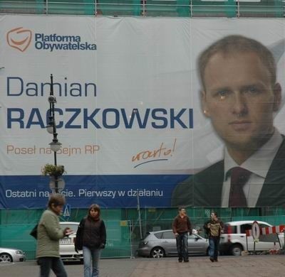 Twarz Damiana Raczkowskiego patrzyła na białostoczan z kilku budynków.
