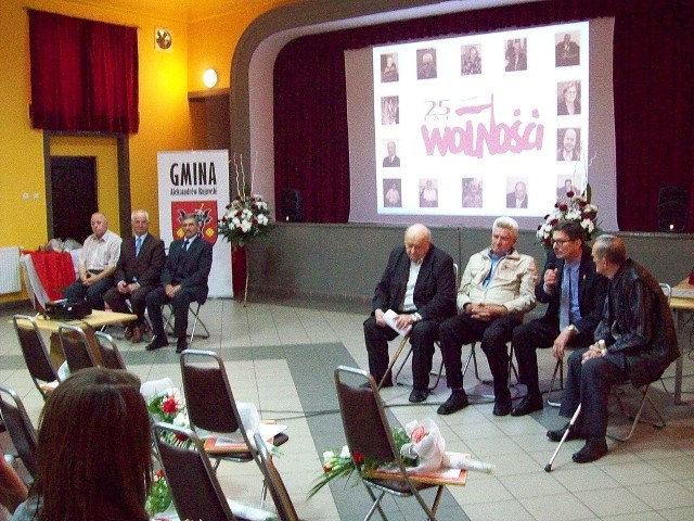 Spotkanie dawnych działaczy lokalnej Solidarności z uczniami gimnazjum w Służewie.