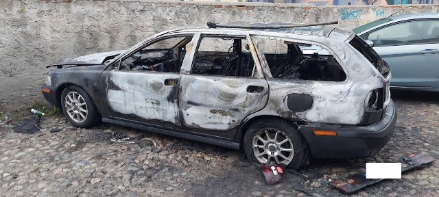 Policjanci zatrzymali podejrzanego o podpalenia aut. To 30-letni mieszkaniec Chełmna, który odsiadywał już wyrok za podobne przestępstwa.