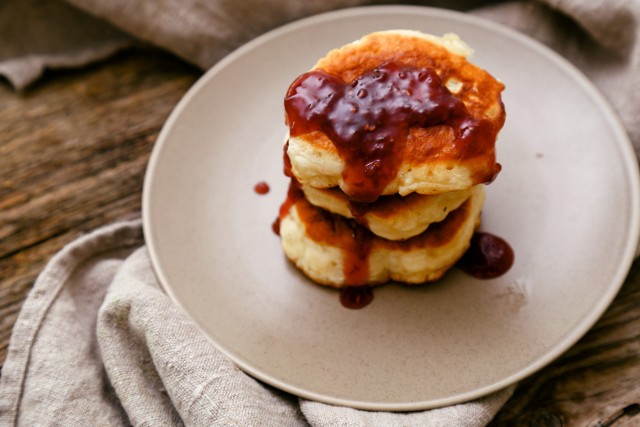 Domowe placki ze śliwkami z patelni znane są również pod nazwą pancakes. Za ich wyjątkową puszystość odpowiada połączenie maślanki i sody oczyszczonej.