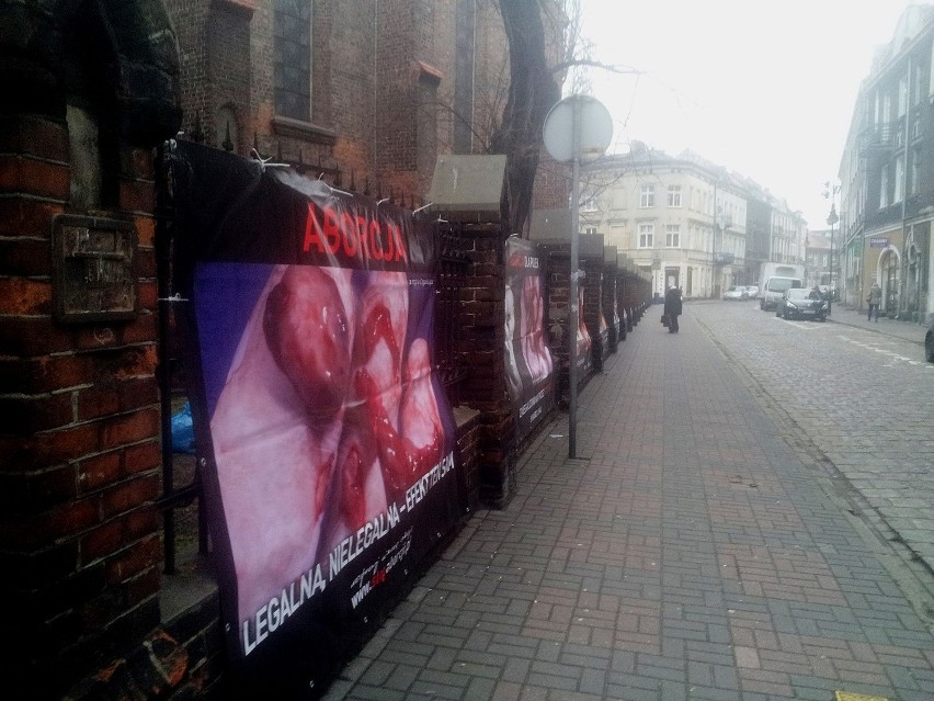 Antyaborcyjna wystawa w Kaliszu już wzbudza kontrowersje [FOTO, FILM]
