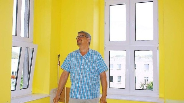 Jan Bruski, dyrektor powiatowej bursy dla młodzieży, pokazuje remontowane pomieszczenia, w których miejsce dla siebie znajdą nowi mieszkańcy