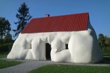 Niemożliwe budynki Erwina Wurma. Zobacz zabawne i zaskakujące dzieła austriackiego artysty