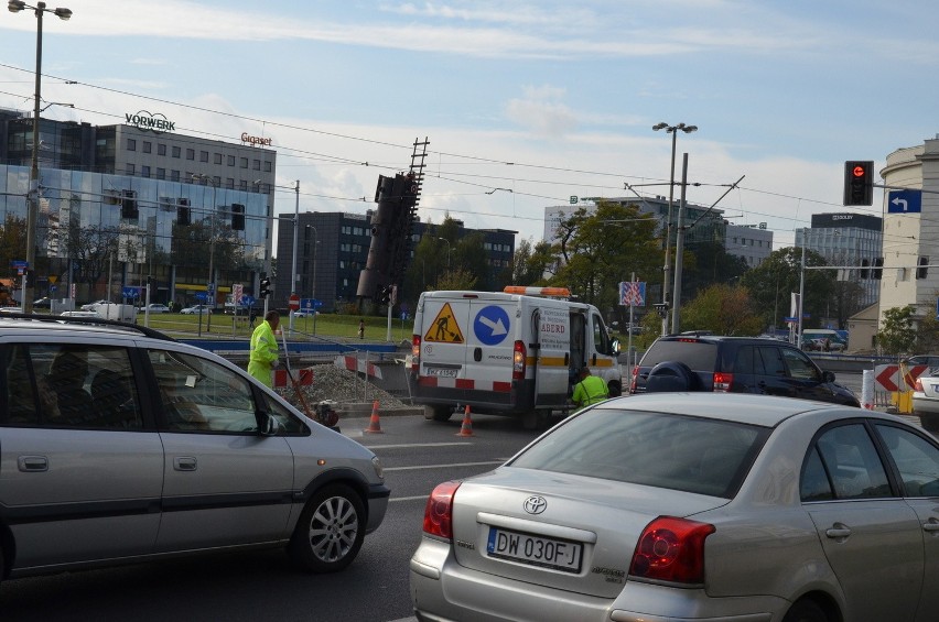 Wrocław: Korki na Legnickiej. Malują nowe przejście dla pieszych (ZDJĘCIA)