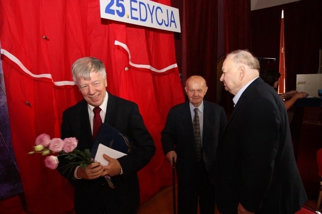 Prof. Jan Miodek został laureatem I Nagrody i Medalu Zygmunta Glogera. Nagrodę wręczył prof. Janusz Tazbir (w środku) i Stanisław Zagórski (z prawej), prezes Stopki, organizatora konkursu