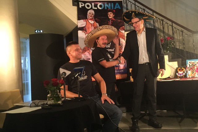 W środku Marek Zaremba, z prawej dyrektor Miejskiego Domu Kultury Marek Gruchota na spotkaniu z dziennikarzami, gdzie opowiadano o tanecznej wyprawie do Meksyku