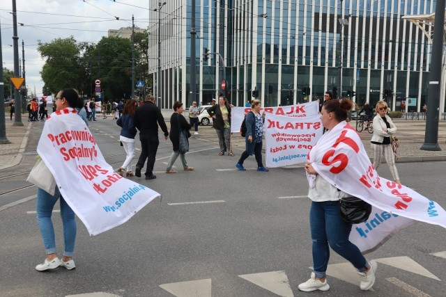 Coraz więcej osób skarży się, że przez strajkujących socjalnych w MOPS nie ma zasiłków. Tymczasem strajk ma potrwać do… jesieni. Na razie mają być wstrzymane blokady ulic.CZYTAJ DALEJ >>>.