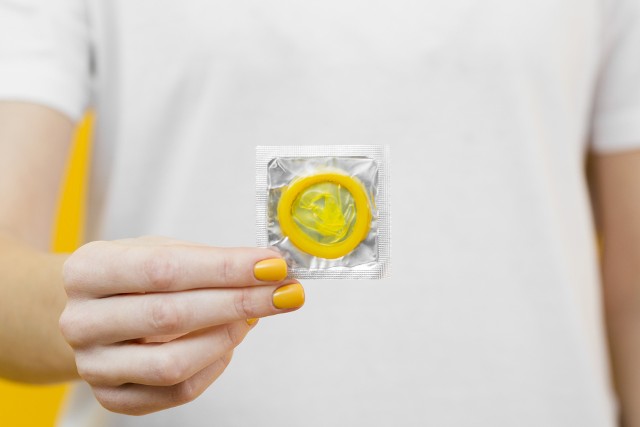 Prezerwatywy nie tylko zapobiegają niechcianym ciążom, ale przede wszystkim chronią przed chorobami przenoszonymi drogą płciową.
