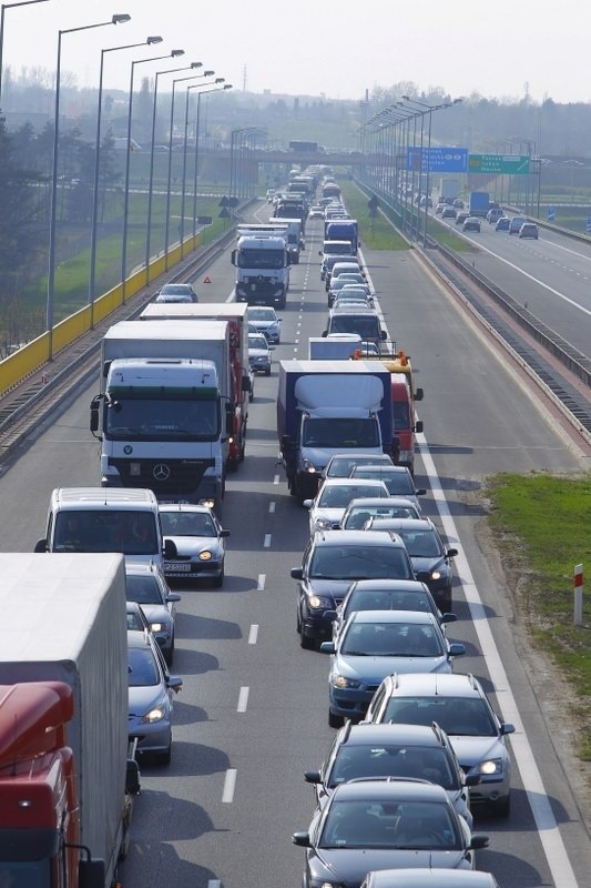 W pożarze nie ma osób poszkodowanych, ale na A2 utworzył się duży korek