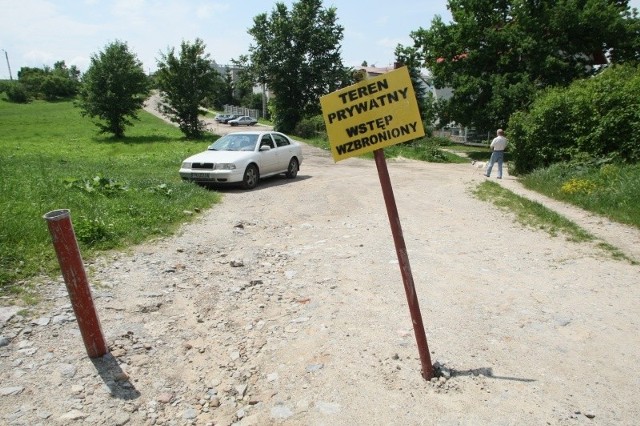 Przez wiele lat mieszkańcy ulicy Skalistej tędy jechali do swoich domów. Robili to bezprawnie, bo teren należy do prywatnej osoby.