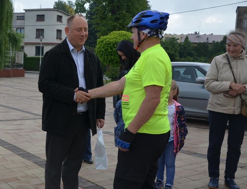 Kęty. Wyruszyli na rowerach na wyprawę dookoła Polski. Przy okazji będą zachęcać do pomocy dla chorej 7-latki [ZDJĘCIA]