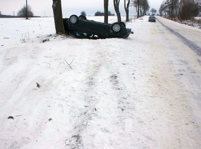 Badanie alkomatem wskazało, że kierowca był trzeźwy. Przyczyny i okoliczności wypadku szczegółowo wyjaśniają policjanci.