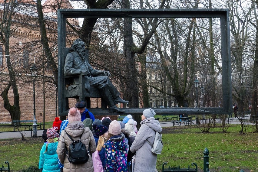 Pomnik Jana Matejki usytuowany tuz obok Barbakanu, vis-à-vis...
