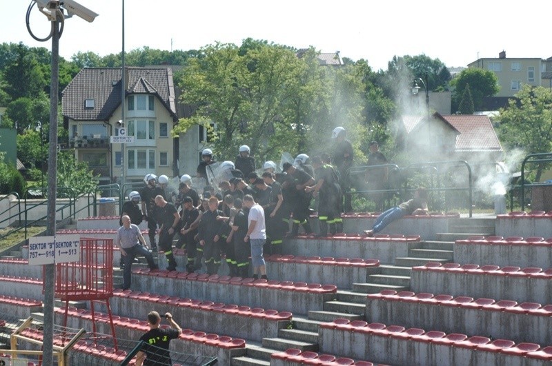 Pseudokibice zdewastowali stadion w Chojnicach? Ale tylko na niby...