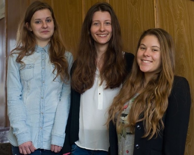 Weronika ze swoimi koleżankami ze Szkoły a jednocześnie laureatkami konkursu "Ośmiu Wspaniałych&#8221;, Sarą Stępień - w środku oraz Julia Stasiak.