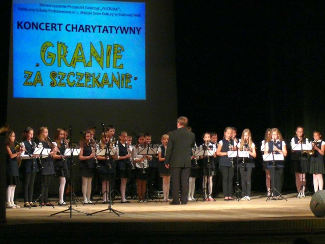 Koncert na scenie MDK, występuje młodzieżowa orkiestra dęta.
