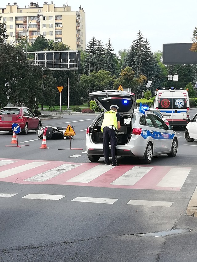 Informację o wypadku dostaliśmy od internauty. Dyżurny Komendy Miejskiej Policji potwierdza, że na rondzie na wysokości placu targowego, tzw. "Balcerowicza" doszło do zderzenia samochodu z motorowerem. Utrudnienia w tym miejscu potrwają około godzinę.ZOBACZ TEŻ: 17-letni motocyklista walczy o życie po wypadku w Stubienku k. PrzemyślaPOLECAMY:To będzie pierwsza stacja paliw na podkarpackim odcinku A4 [ZDJĘCIA]