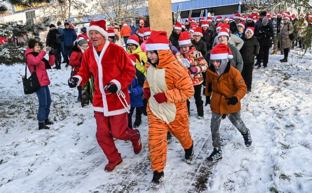 Rodzinny Bieg Mikołajkowy odbył się w Bydgoszczy po raz siódmy. W niedzielę, 3 grudnia, mieszkańcy ubrani w mikołajkowe czapki pobiegli, by promować sport i zdrowie.