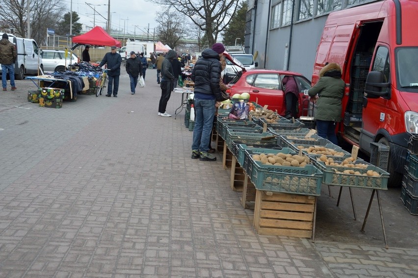 Na placu targowym ruch był umiarkowany