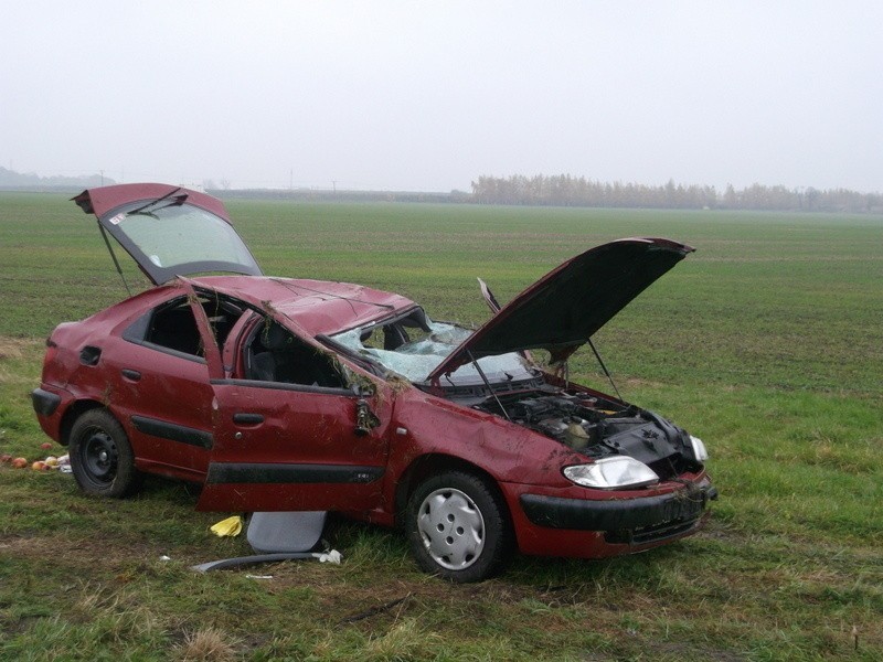 Wypadek na A4, 06.11.2014. Citroen dachował po zderzeniu z...