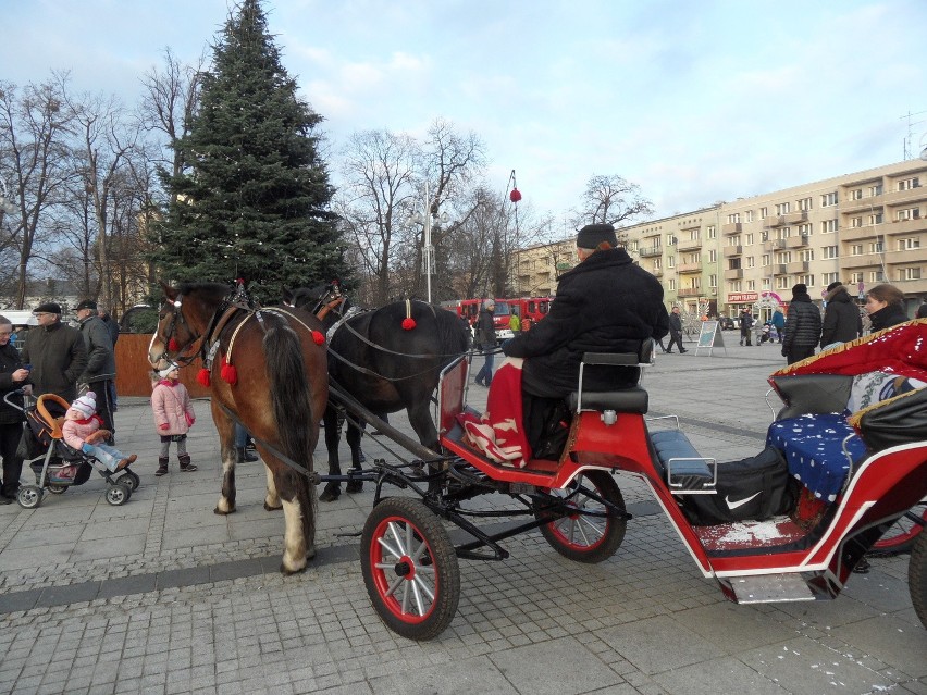 Do Częstochowy przyjechał św. Mikołaj i zapalił światełka [ZDJĘCIA]