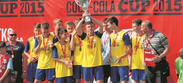 Gimnazjum numer 1 ze Skarżyska-Kamiennej zwyciężyło w wojewódzkich finale turnieju dla gimnazjalistów Coca-Cola Cup. Nasza drużyna obroniła mistrzowski tytuł zdobyty przed rokiem.