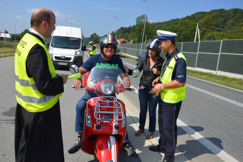 Wielka Wieś. Nietypowy patrol drogówki. Policjantom towarzyszył ksiądz [ZDJĘCIA]