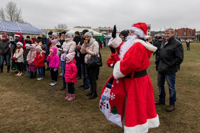 Na świąteczny piknik plenerowy „Fordońskie marzenia pod choinkę” przy Placu Orląt Lwowskich rady osiedli zaprosiły mieszkańców w sobotę (18 grudnia 2021)