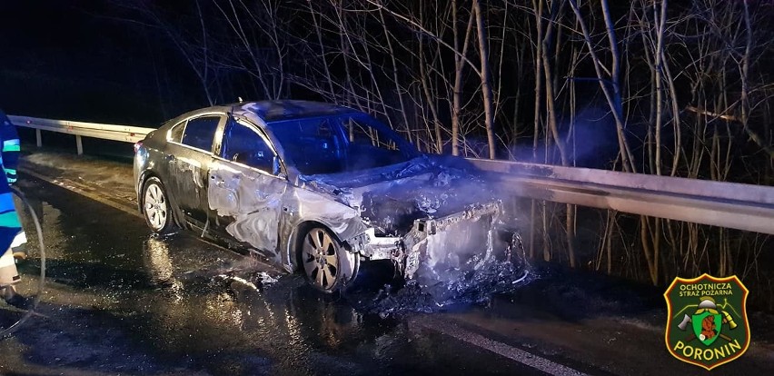 Biały Dunajec. Taksówkarz uratował kobietę z płonącego auta [ZDJĘCIA]