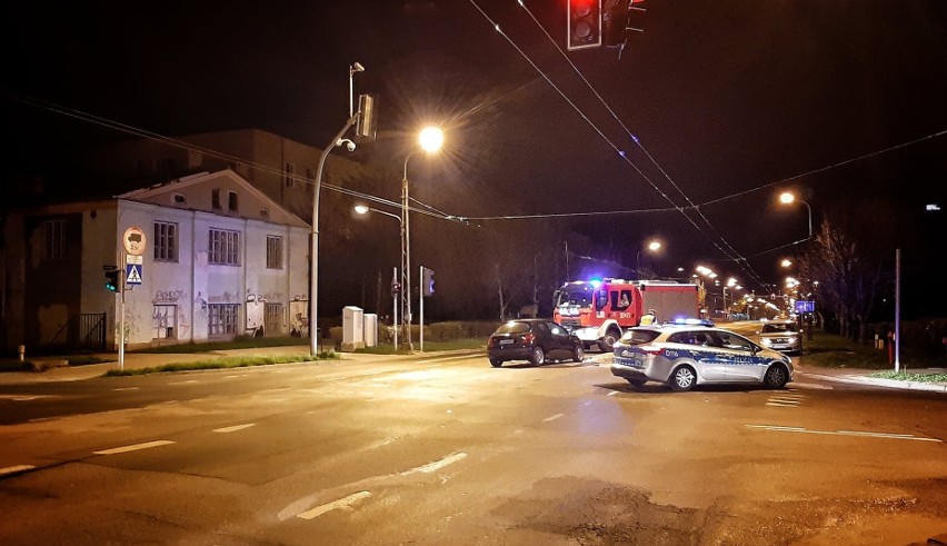 Wypadek na Al. Racławickich w Lublinie. Dwa auta zderzyły się na skrzyżowaniu z ul. Sowińskiego
