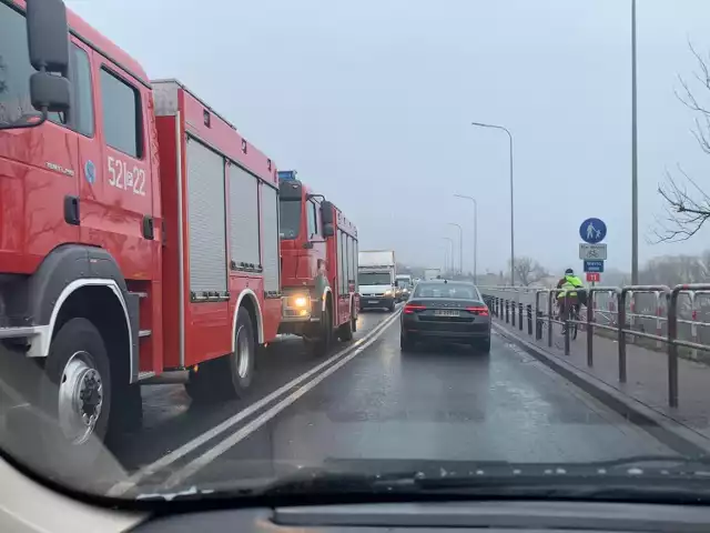 Jeden z kierowców biorących udział w zdarzeniu zapatrzył się i uderzył w jadący przed nim samochód.Przejdź dalej -->