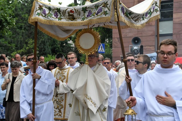 Biskup pomocniczy diecezji kieleckiej Andrzej Kaleta podczas uroczystości w Kielcach