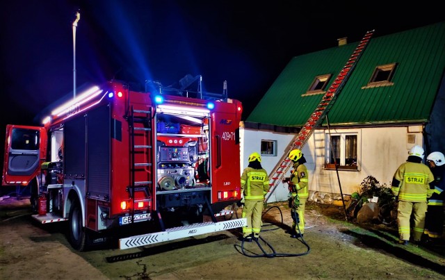 Ogień w jednorodzinnym domu wybuchł nocą. Pomogli strażacy z OSP Tuchomie