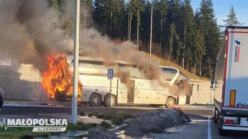 Pożar autokaru na zakopiance - na terenie MOP Zbójecka Góra