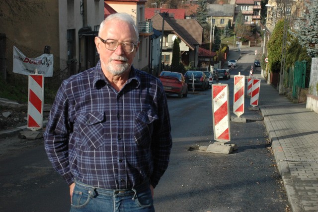 Tadeusz Zachara obawia się, że w efekcie źle położonego asfaltu (jest praktycznie równy z chodnikiem), deszczówka płynąca ulicą będzie zalewała podwórka oraz domu mieszkańców ulicy Czackiego w Bochni