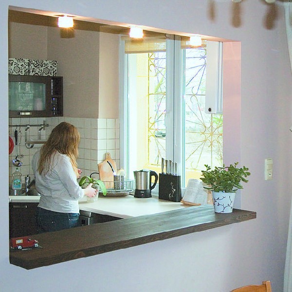 Okno pomiędzy kuchnią a salonem może skrócić drogę potraw na stół