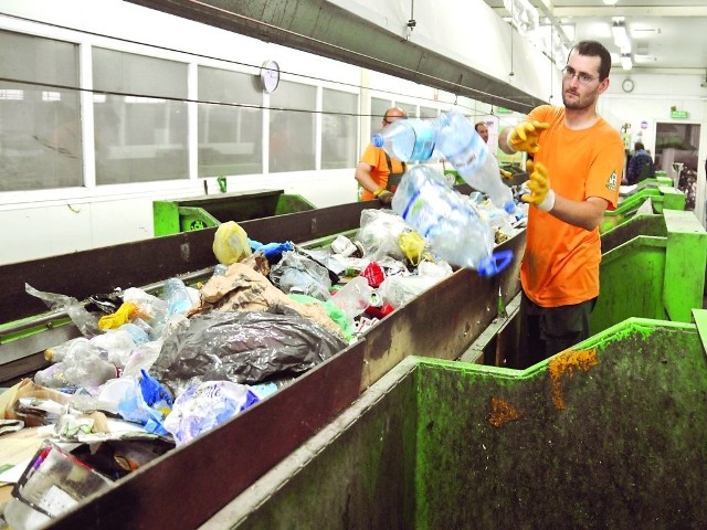 Sortownia śmieci w Toruniu. Nasz najczęstszy błąd to wyrzucanie niezgniecionych butelek.