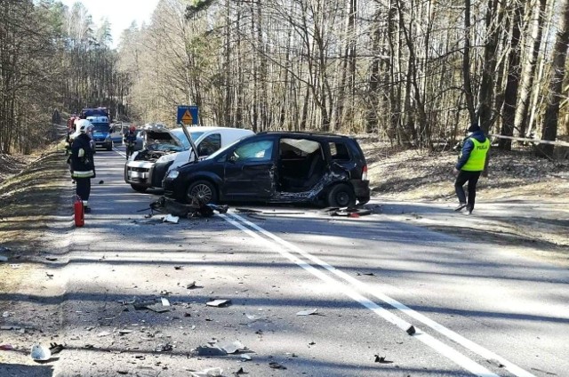 Do zdarzenia doszło w poniedziałek tuż przed godziną 11.00 na trasie Piecki – Ukta, za wsią Dobry Lasek. Pracujący na miejscu zdarzenia funkcjonariusze ustalili, że kierujący osobowym volkswagenem nie dostosował prędkości do warunków ruchu i uderzył w tył jadącego przed nim citroena, po czym odbił się i uderzył w przód nadjeżdżającego z przeciwka fiata, który następnie wpadł do przydrożnego rowu.