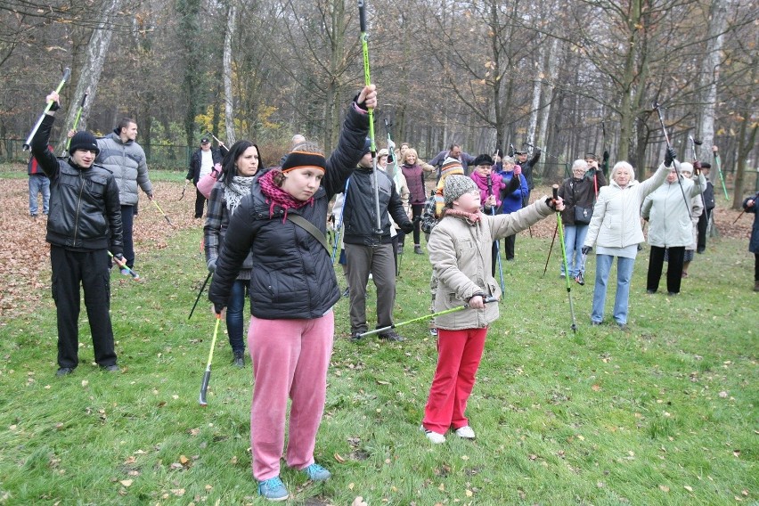 Marsz Seniora Nordic Walking w Parku na Zdrowiu [ZDJĘCIA]