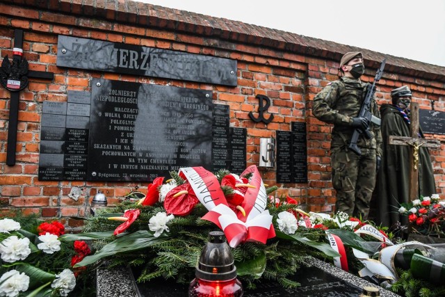 Złożenie wieńców pod tablicą upamiętniającą Żołnierzy Wyklętych w 2021 roku.