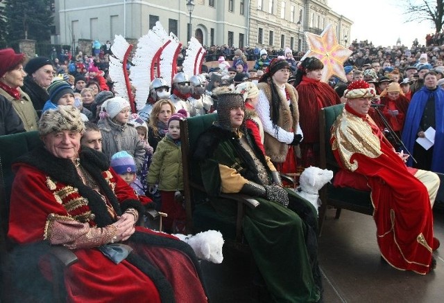 Trzej Królowie (od lewej Stanisław Adamczak - Melchior, ks. Krzysztof Banasik &#8211; Baltazar, Bertus  Servaas &#8211; Kacper) w tłumie kielczan na placu przy Katedrze