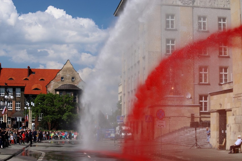 Zwiedzający mogli zobaczyć sprzęt wojskowy, m.in. kołowy...