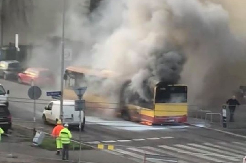 Pożar autobusu MPK we Wrocławiu. Mnóstwo dymu (ZDJĘCIA)